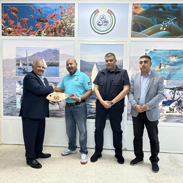 لحظة تكريم البطل يزن السعد