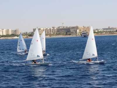 القوارب الشراعية التابعة للاتحاد الملكي للرياضات البحرية في خليج العقبة